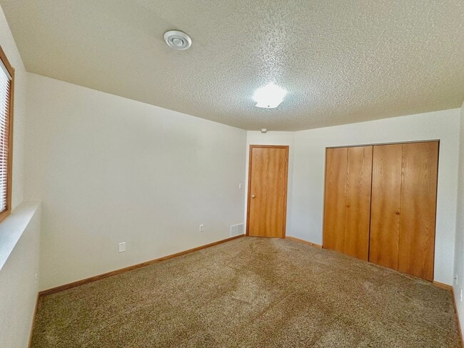 Building Photo - 3 Bed, 2 Bath Twinhome!