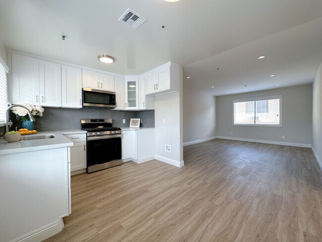 Building Photo - 922 Benito Ave