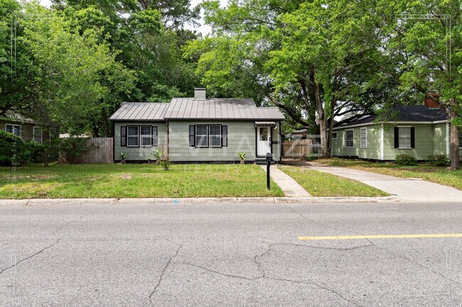 Building Photo - HALF-OFF DEPOSIT SPECIAL! Furnished 2 Bedr...
