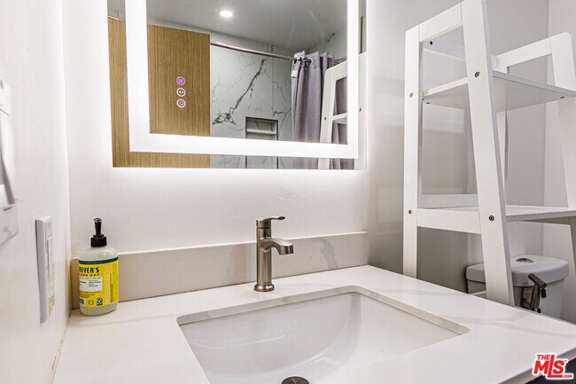 Building Photo - 722 Lincoln Blvd