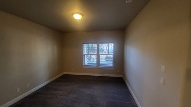 Building Photo - SE Bend 3 bed 2.5 bath Plus BONUS-Fenced