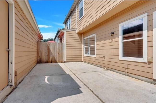 Building Photo - 23843 Single Oak St