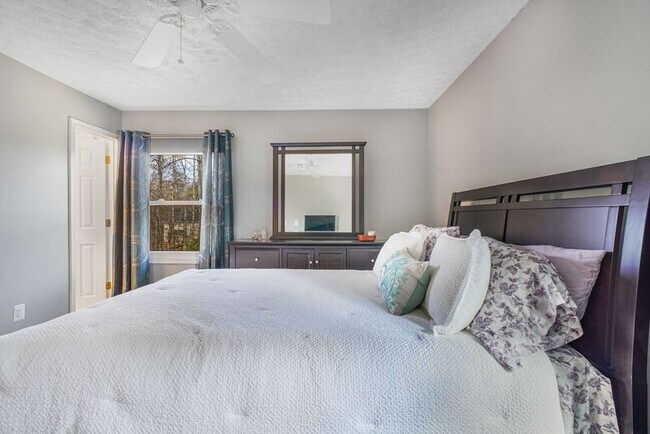 Building Photo - 306 Happy Creek Rd