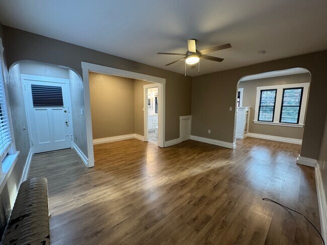 Building Photo - 2816 Broadway Ave