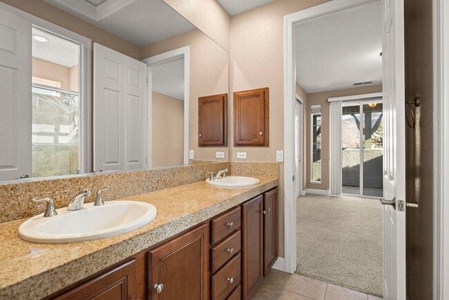 Building Photo - Damont Ranch Townhome Available to Lease Now