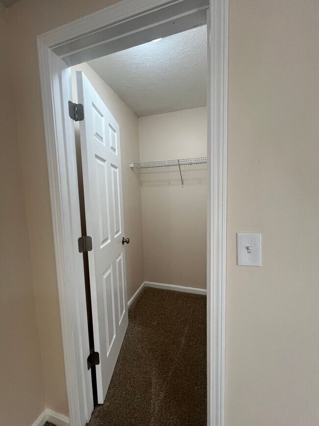 Building Photo - 3 BEDROOM-, 2 BATH MUST SEE!