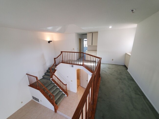 Building Photo - Beautiful Woodbridge/Lakeside Home for Lease!