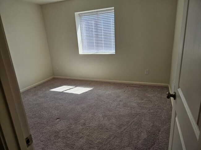 Building Photo - 312 High Peak Pl