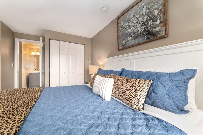 Building Photo - 5056 Valleyway Dr