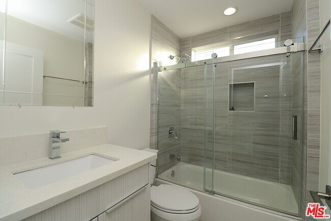 Building Photo - 2121 S Burnside Ave