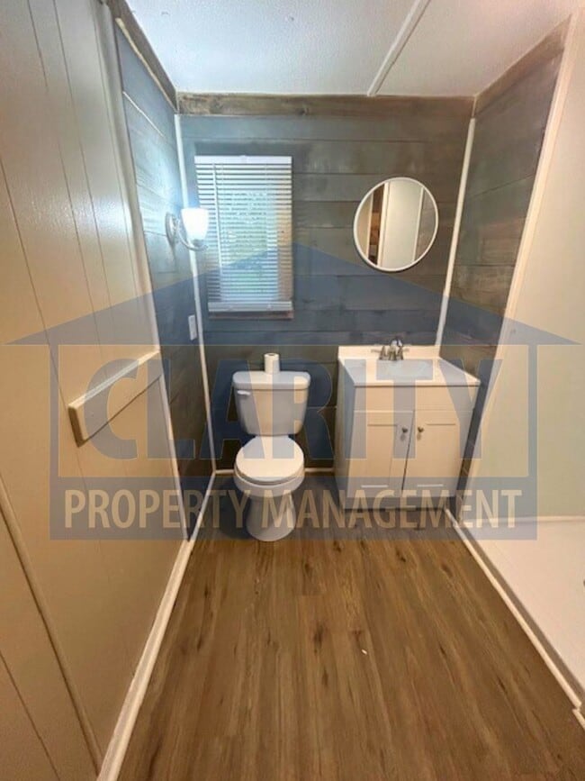 Building Photo - Two bedroom home in quiet location!