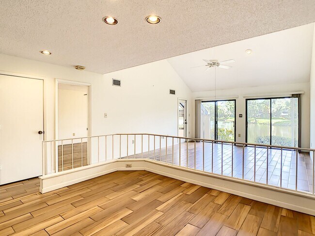 Building Photo - RARE 3 BEDROOM/ 2 BATH IN THE HIGHLY DESIR...