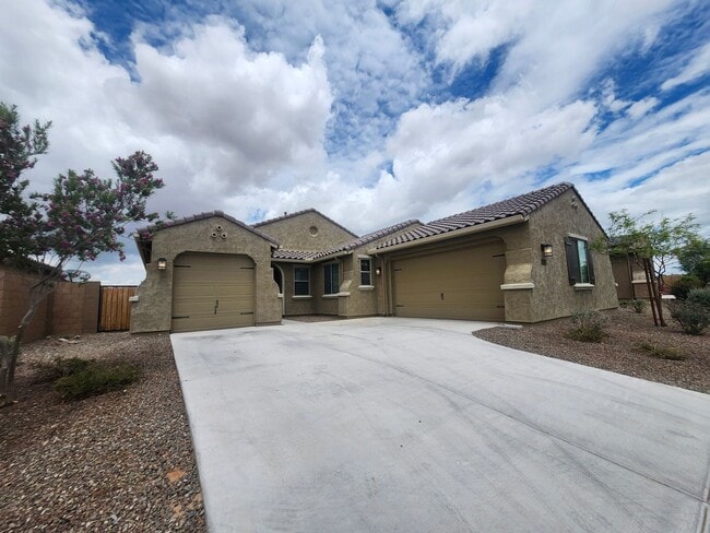 Building Photo - Single Family Home-  5 bedrooms 3 Baths