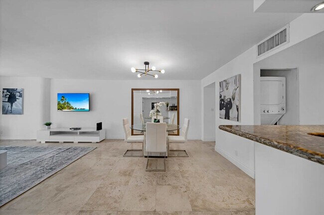 Building Photo - 1717 N Bayshore Dr