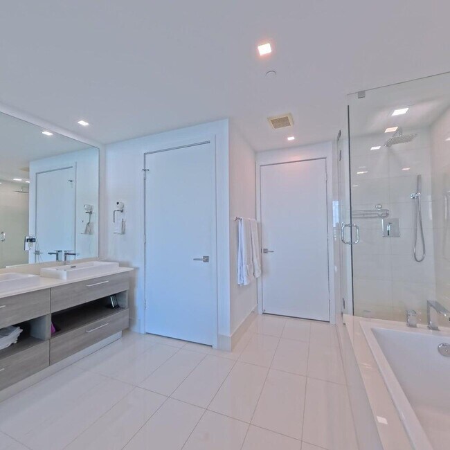 Building Photo - 650 NE 32nd St