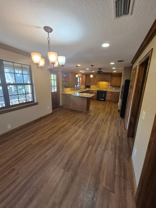 Building Photo - Cabin living in the suburbs