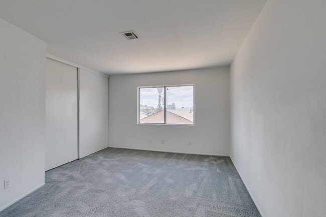 Building Photo - Double Primary Townhome with Spacious Backyard in 89115!