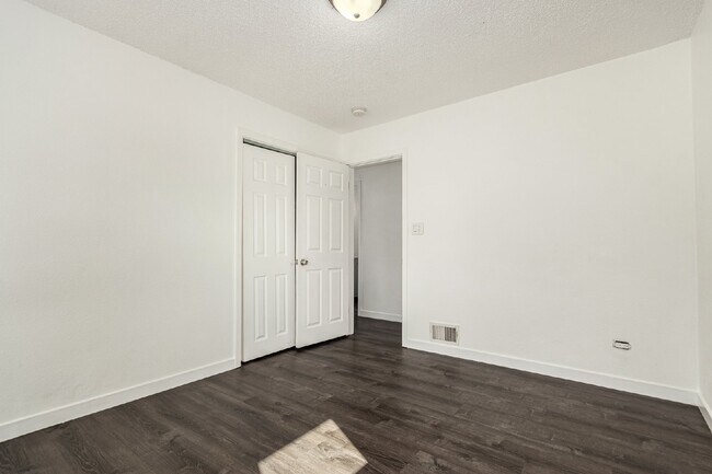 Building Photo - Lovely three bed / one bath home for rent