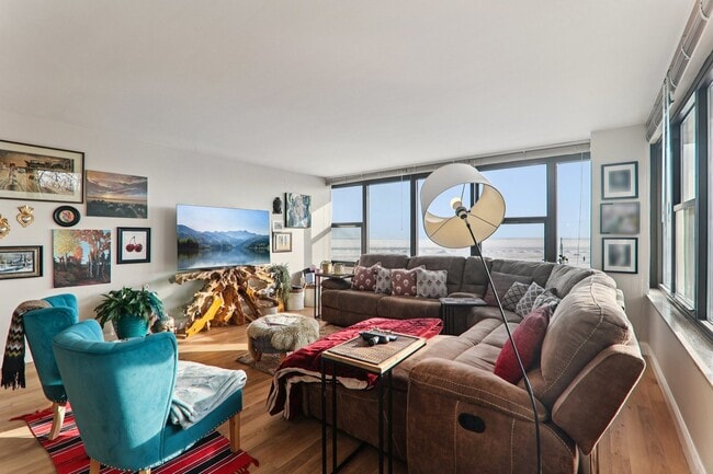 Building Photo - 5801 N Sheridan Rd