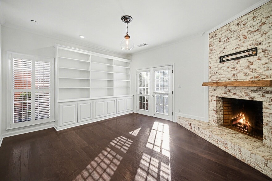 Building Photo - 520 N Poplar St