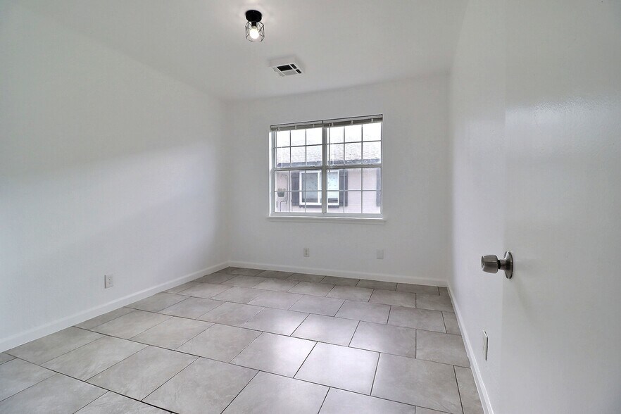 Building Photo - 6120 S Madison Plz