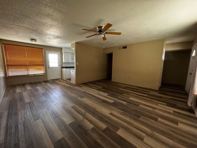 Building Photo - Charming and spacious Needles HOME