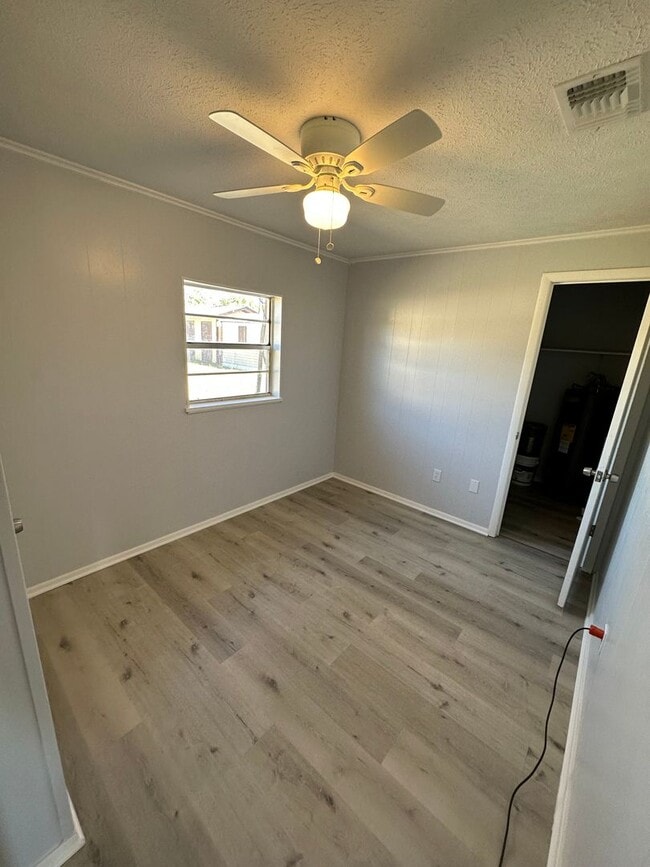 Building Photo - 2 Bedroom, 1 Bath