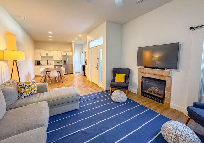 Building Photo - 2 Bedroom Townhouse in a Resort Style Community! All Utilities Included!