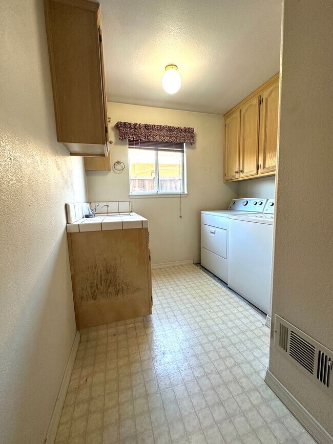 Building Photo - Beautiful 3-Bedroom Home with Open Floor Plan & Private Backyard