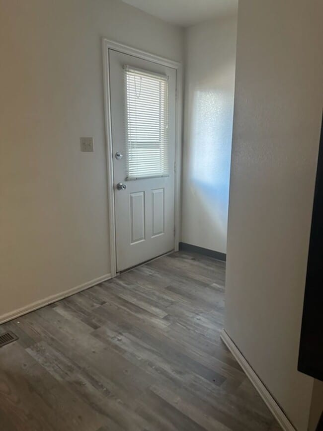 Building Photo - 2 Bedroom 1 Bath duplex