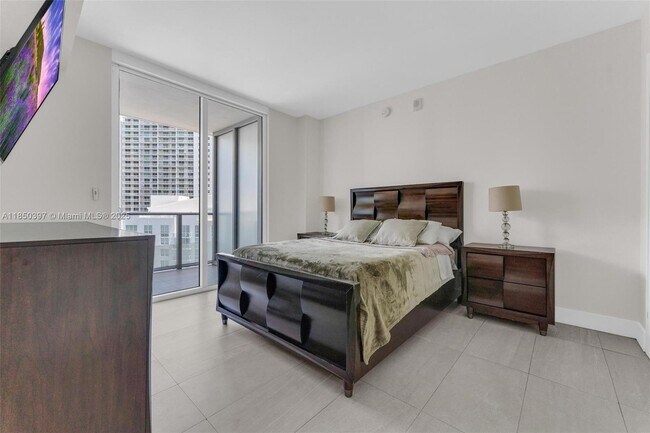 Building Photo - 1300 Brickell Bay Dr