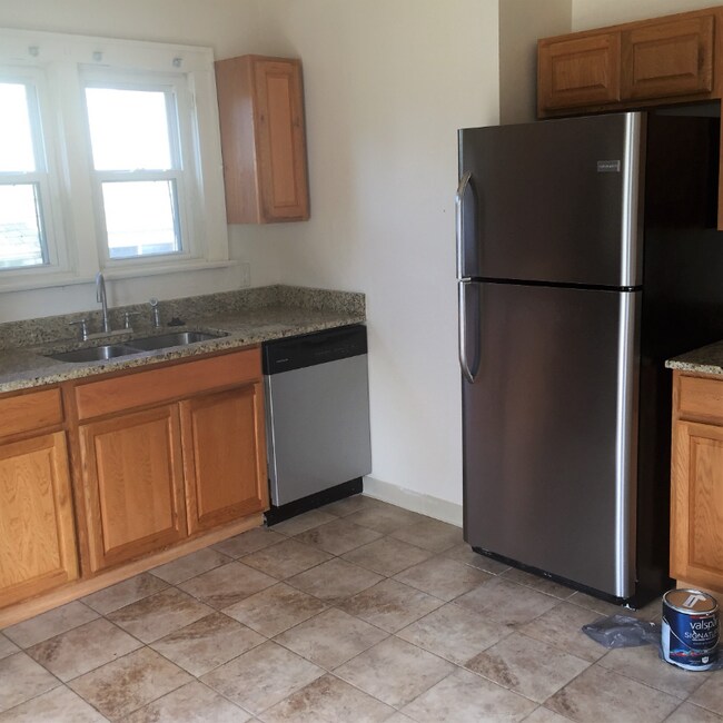 Building Photo - 57 W Lakeview Ave