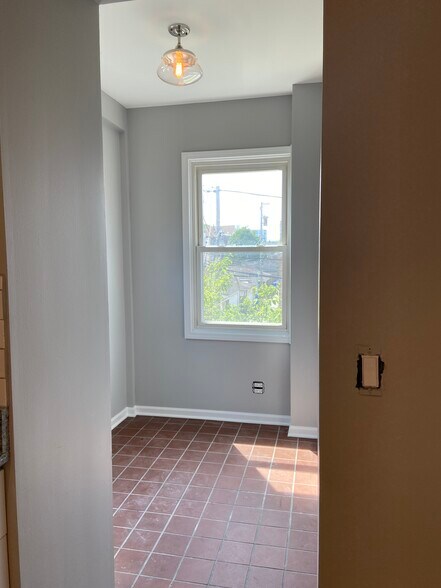 Building Photo - 2112 N Leavitt St