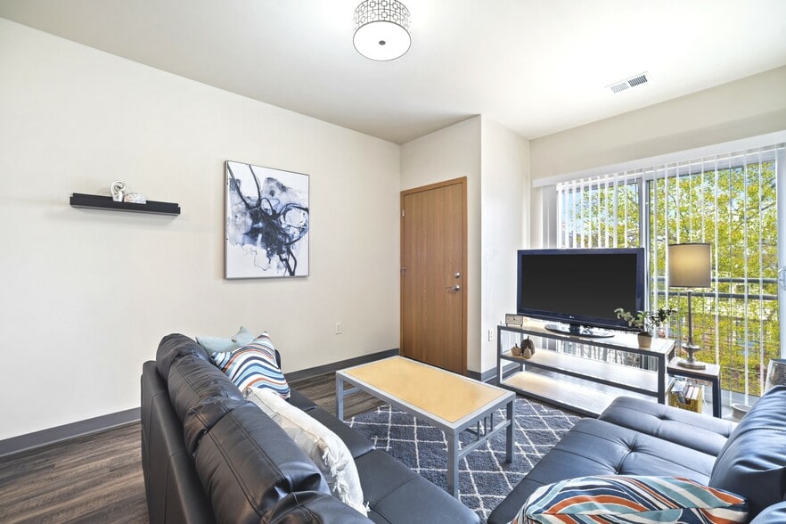 27-P1037562-Edit-web - The Park at 1824 Student Apartments