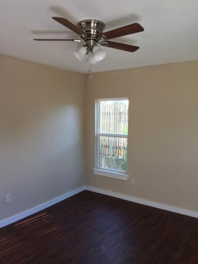 Building Photo - 710 Poinsettia St