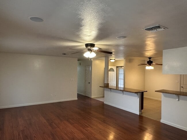 Building Photo - Beautiful Manteca 3 Bedroom Single Story H...