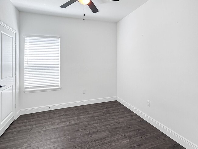 Building Photo - Newly Renovated 2-Bedroom Duplex Near Downtown!