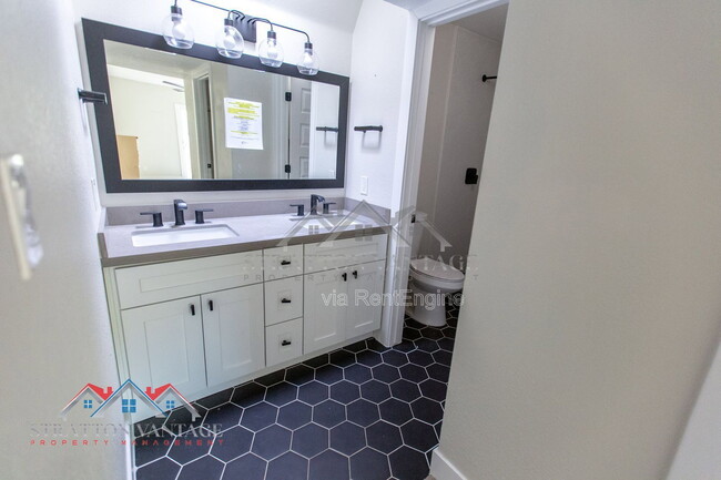 Building Photo - 712 W 14th St