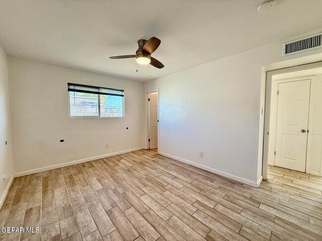 Building Photo - 10833 Cardigan Dr