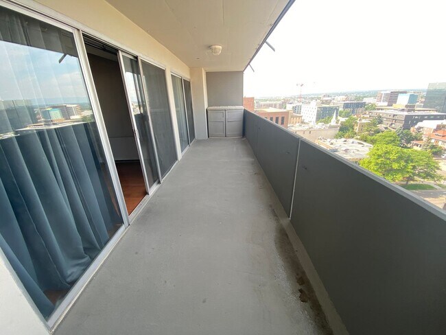 Building Photo - 1 bedroom High Rise Living Downtown