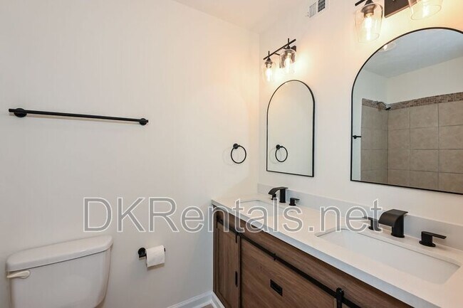 Building Photo - 201 Lenox Way NE