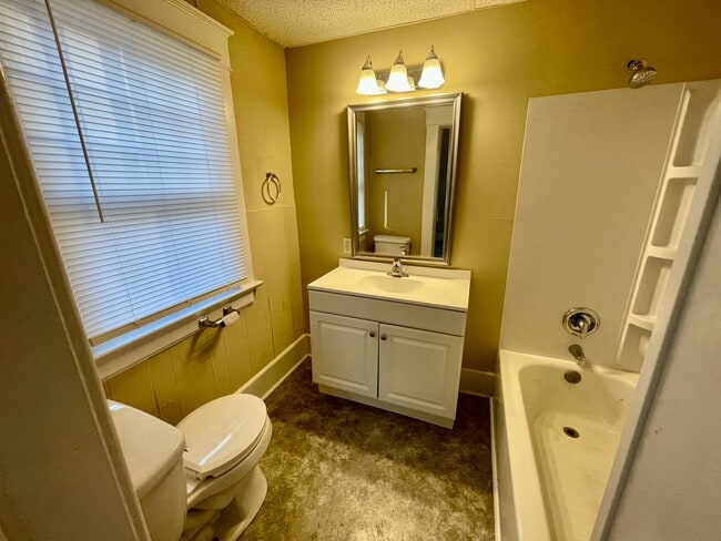 Building Photo - 919 S Douglas Ave