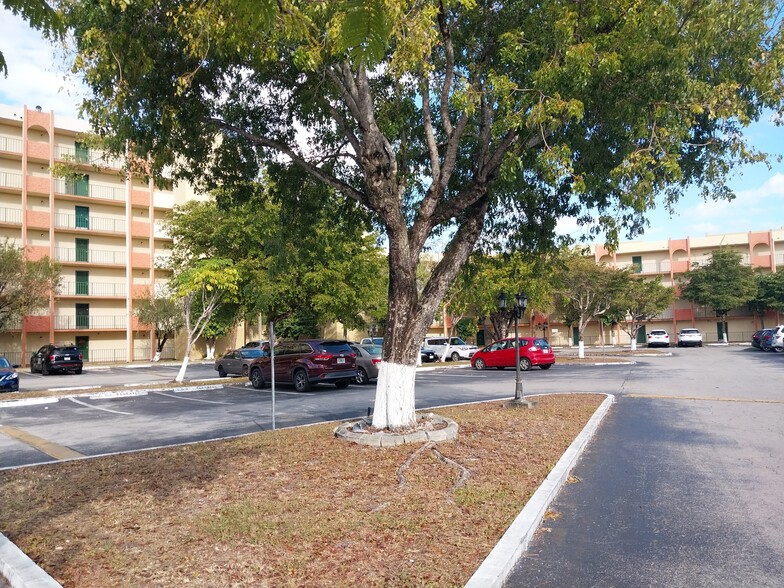 View of Building - 9405 W Flagler St