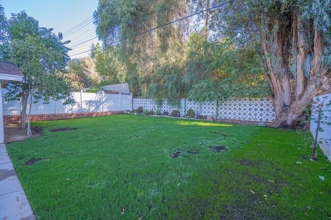 Building Photo - 3-Bedroom Home with Dog Run and Private Yard in Santa Clarita!