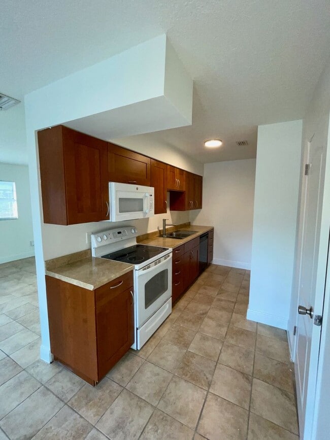 Building Photo - Southern Oaks 2 / 2 with Office & Sun Room