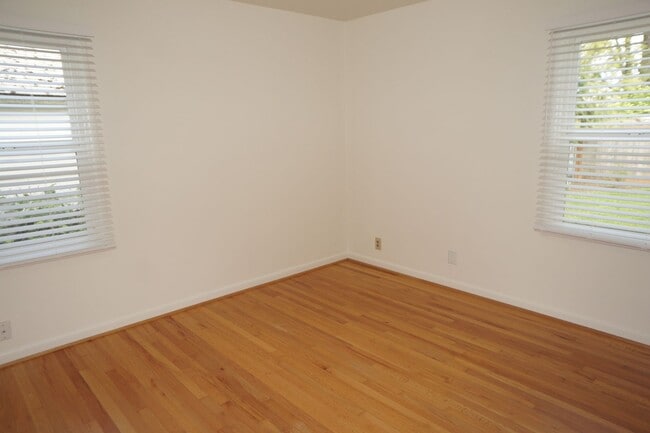 Building Photo - SE Portland 3-bedroom remodeled Bungalow  - APPLICATION PENDING