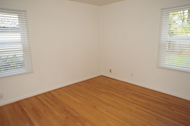 Building Photo - SE Portland 3-bedroom remodeled Bungalow