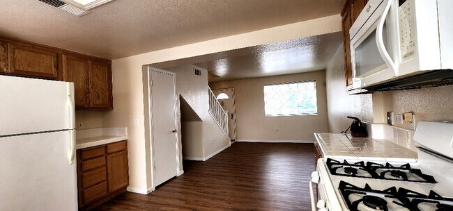 Building Photo - Cute 2 Bedroom 1 Bath Condo Daniels Avenue Vallejo New Flooring and Paint ***MOVE-IN SPECIAL***