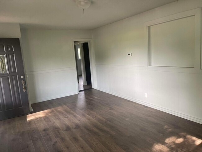 Building Photo - COZY 3 BED, 1 BATH HOUSE WITH FENCED IN BACKYARD LOCATED IN VINE GROVE