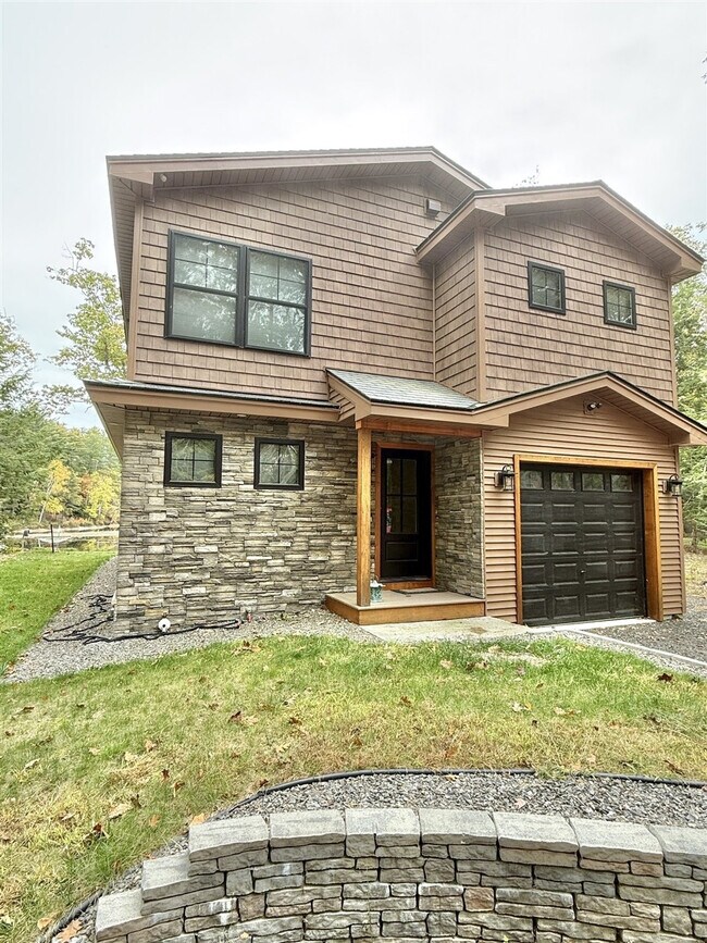 Building Photo - 304 NW River Rd